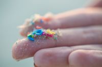 microplasticos-fortalecem-bacterias-resistentes-a-antibioticos,-diz-estudo