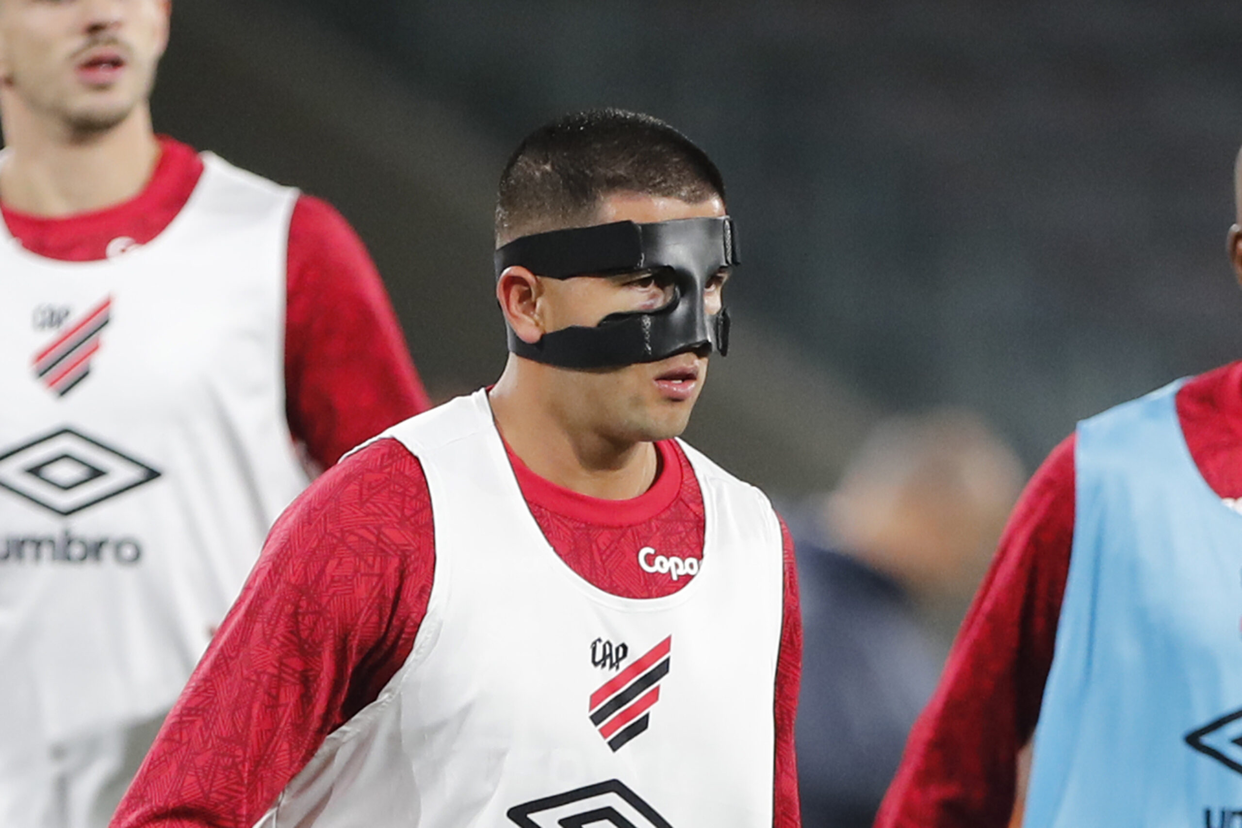 esquecido!-zagueiro-do-athletico-completa-cinco-meses-sem-jogar-e-futuro-e-incerto