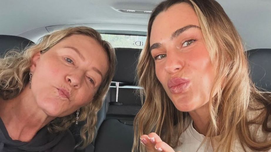 no1-do-tenis,-sabalenka-chega-ao-brasil-e-posa-com-a-sogra