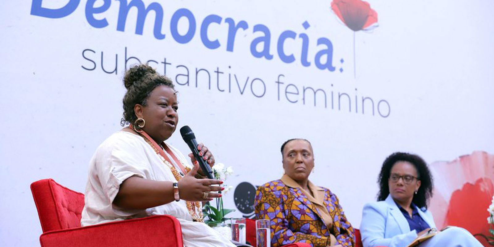 macae-evaristo-estimula-mulheres-a-disputar-espaco-em-todos-os-lugares