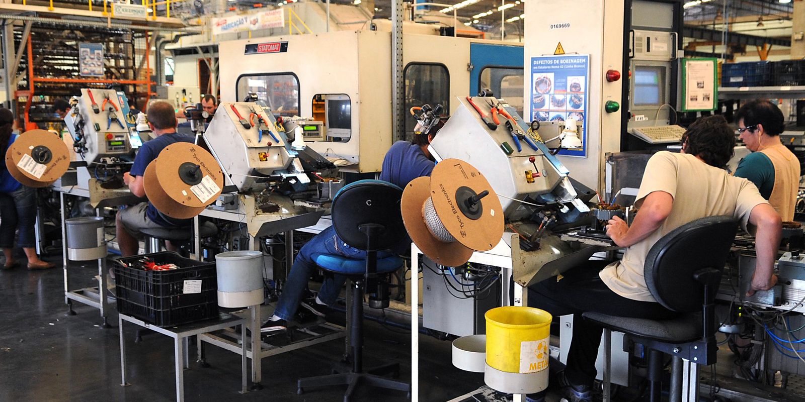producao-industrial-reverte-queda-e-sobe-0,1%-em-outubro,-mostra-ibge