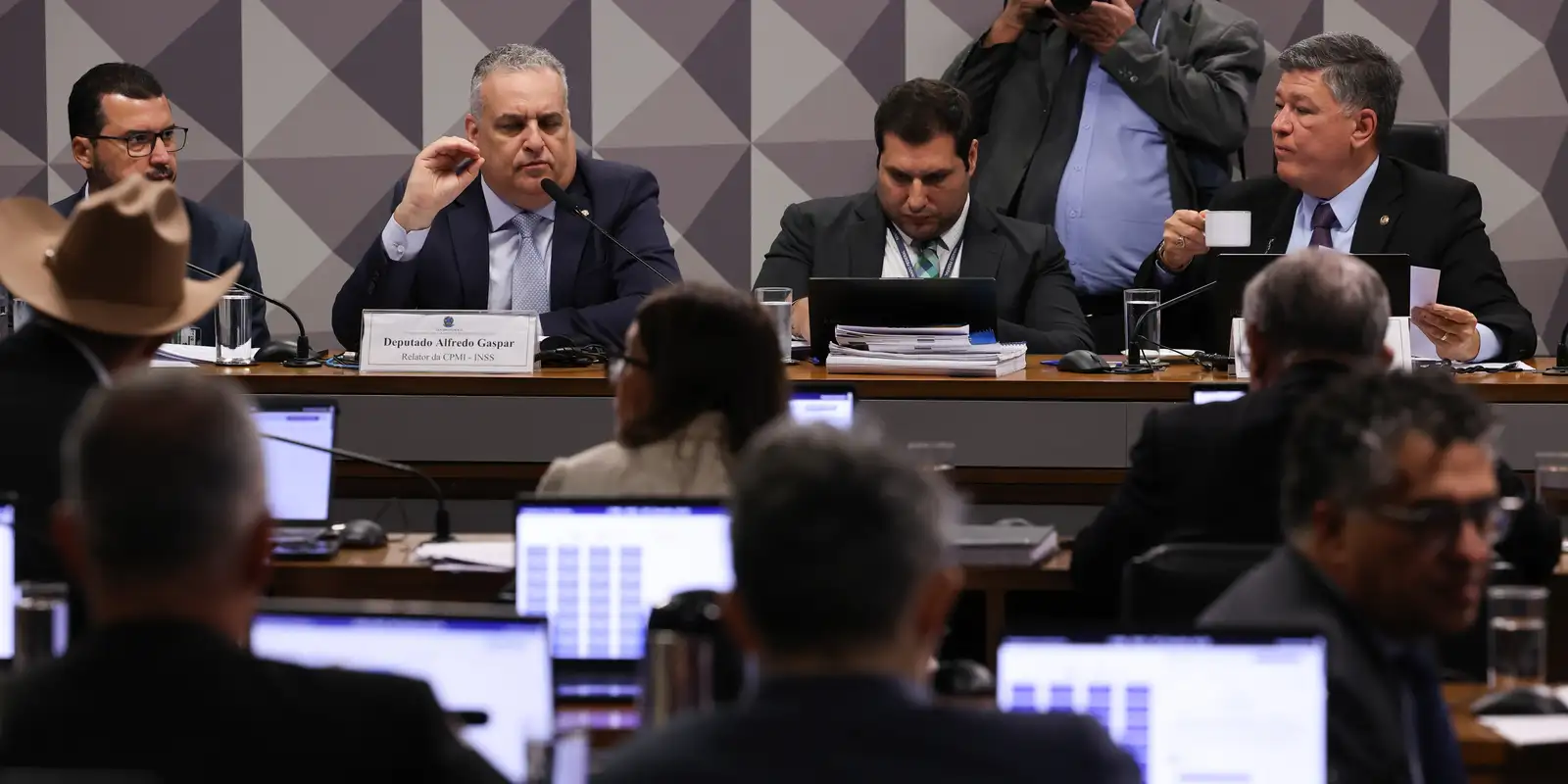 cpmi-do-inss-rejeita-convocar-lulinha-e-o-ministro-jorge-messias