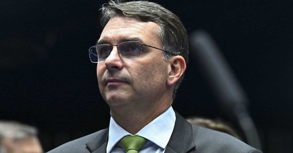 analise:-flavio-bolsonaro-admite-possibilidade-de-recuo-no-futuro