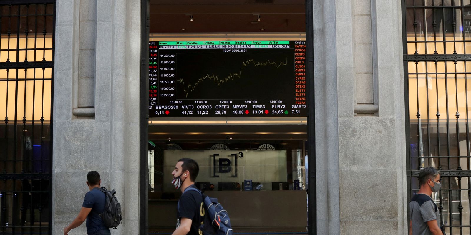 dolar-tem-leve-queda-e-permanece-acima-de-r$-5,40