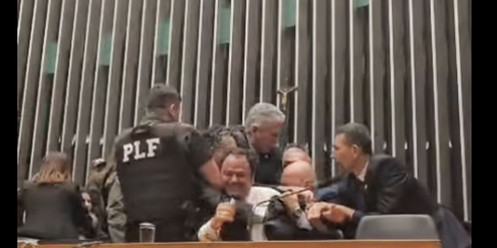 entidades-condenam-retirada-da-imprensa-na-camara