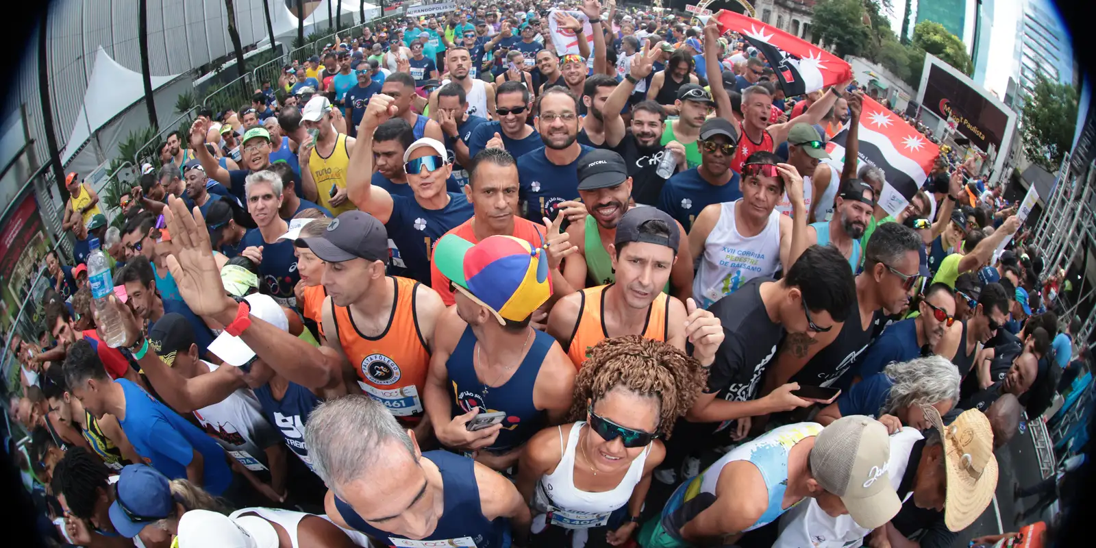 com-disposicao-e-alegria,-corredores-anonimos-agitam-a-sao-silvestre