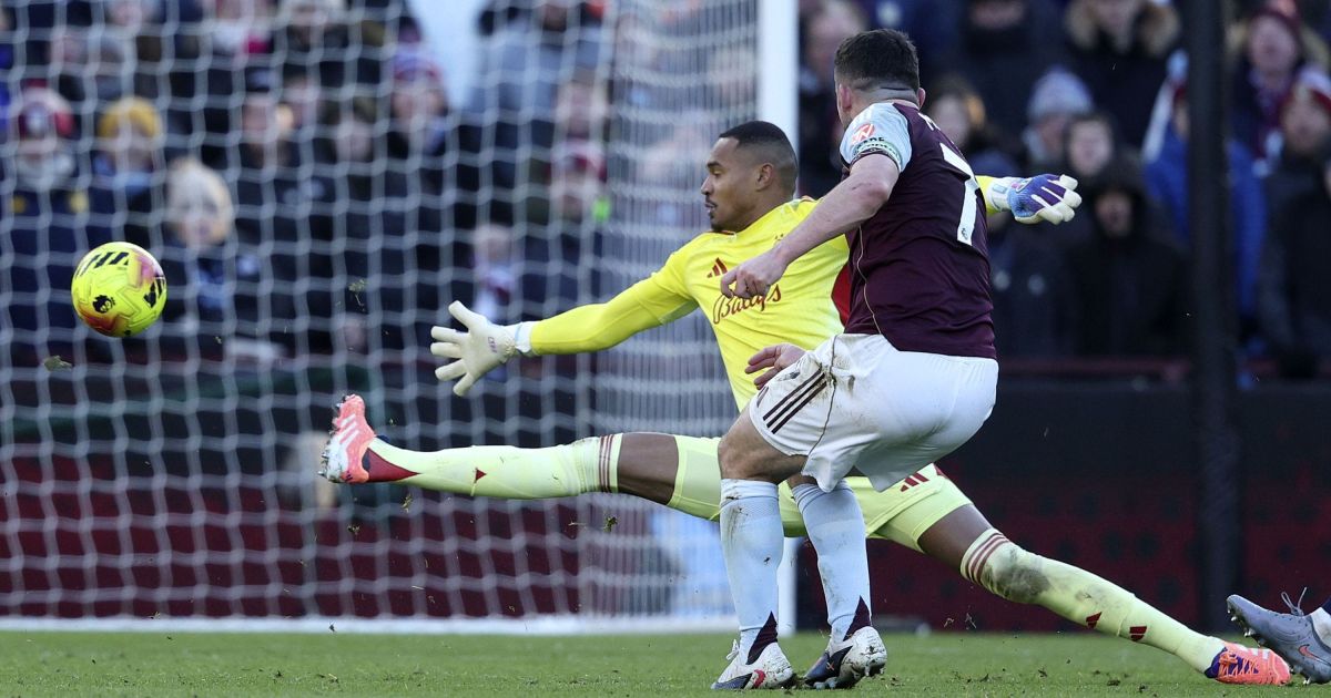 ex-botafogo,-john-falha-e-ve-aston-villa-vencer-forest-pela-premier-league