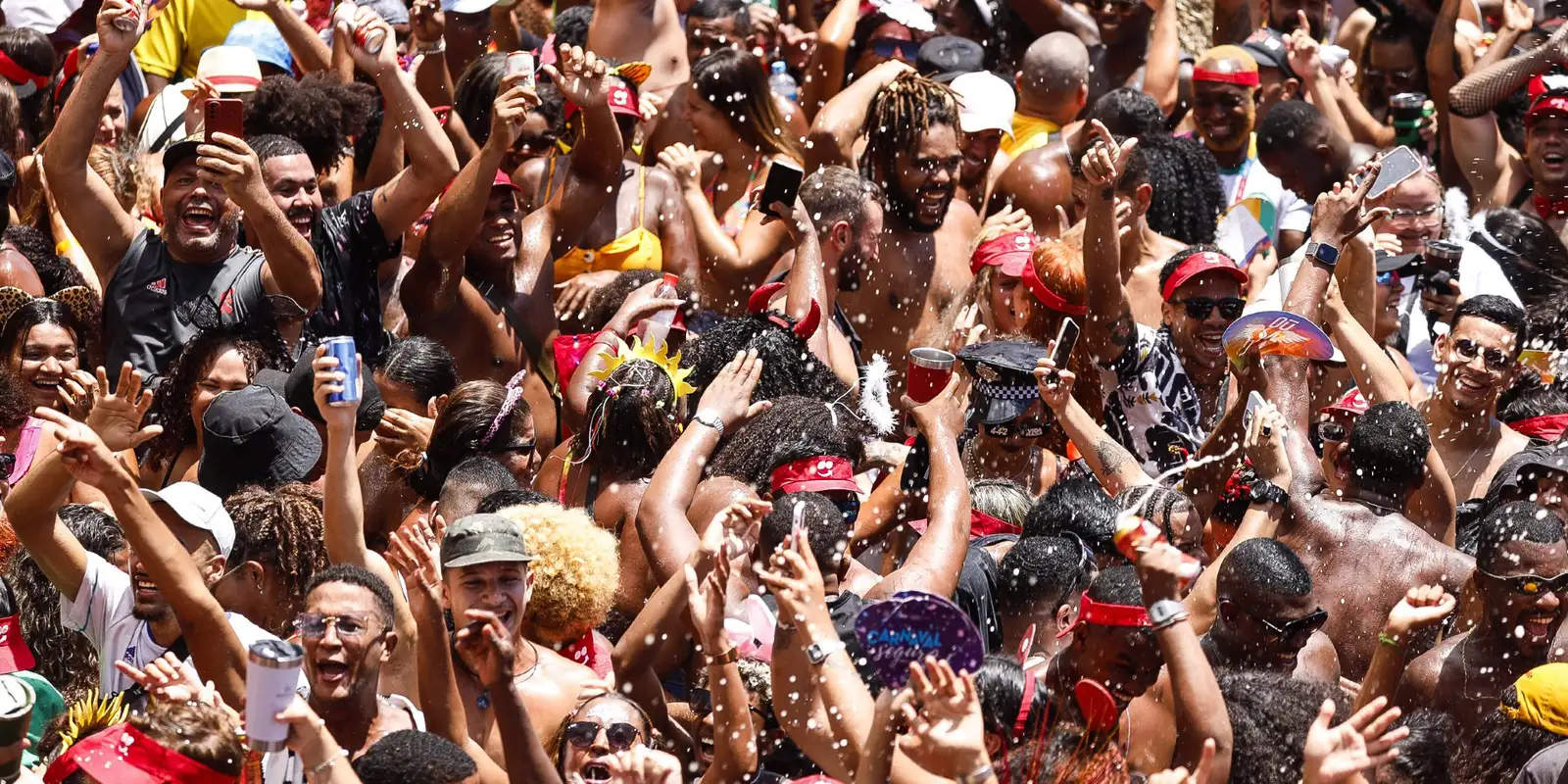bailes-da-cinelandia-transformam-o-centro-do-rio-com-shows-ao-vivo