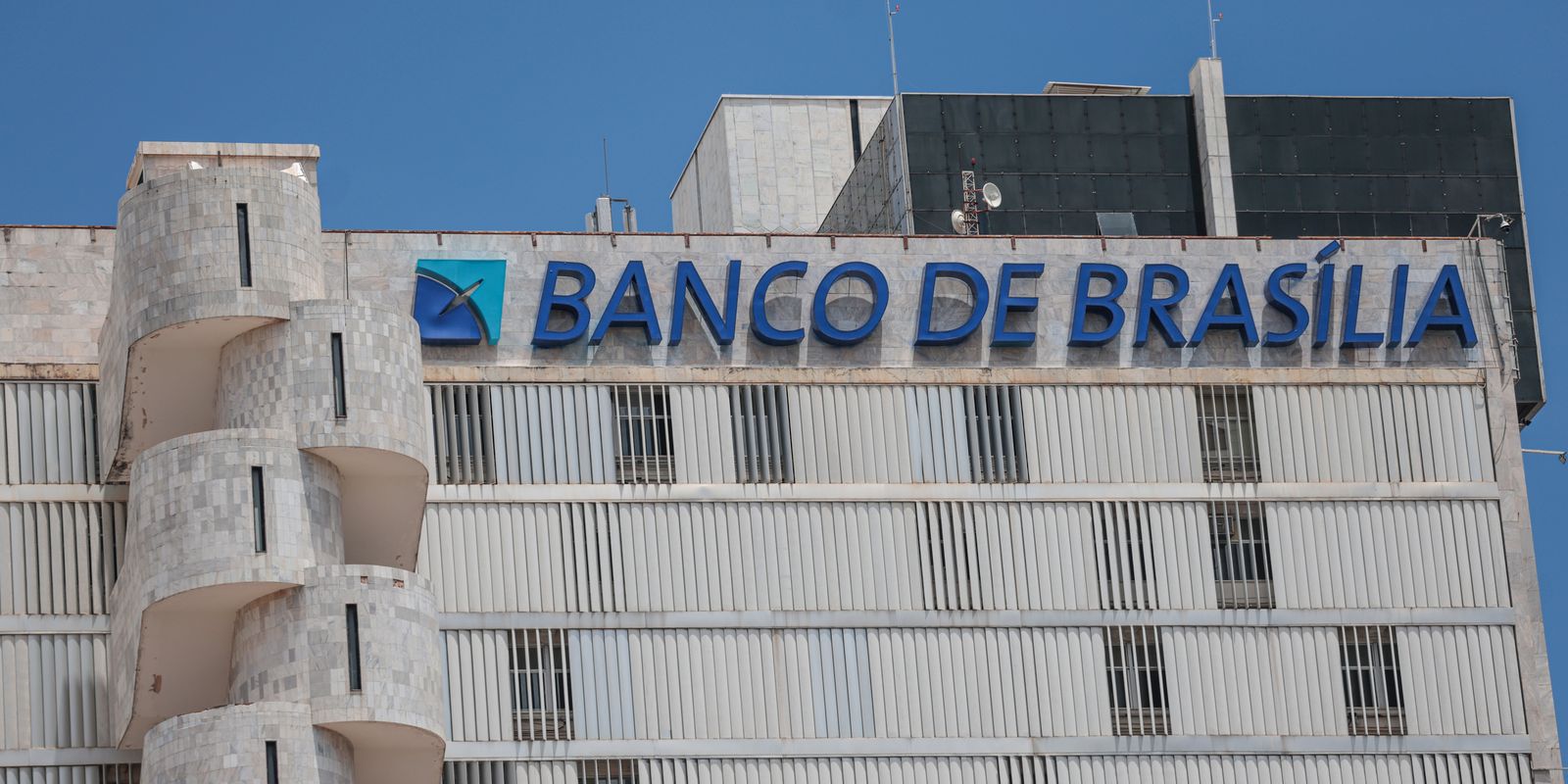 justica-bloqueia-acoes-do-brb-ligadas-a-banco master
