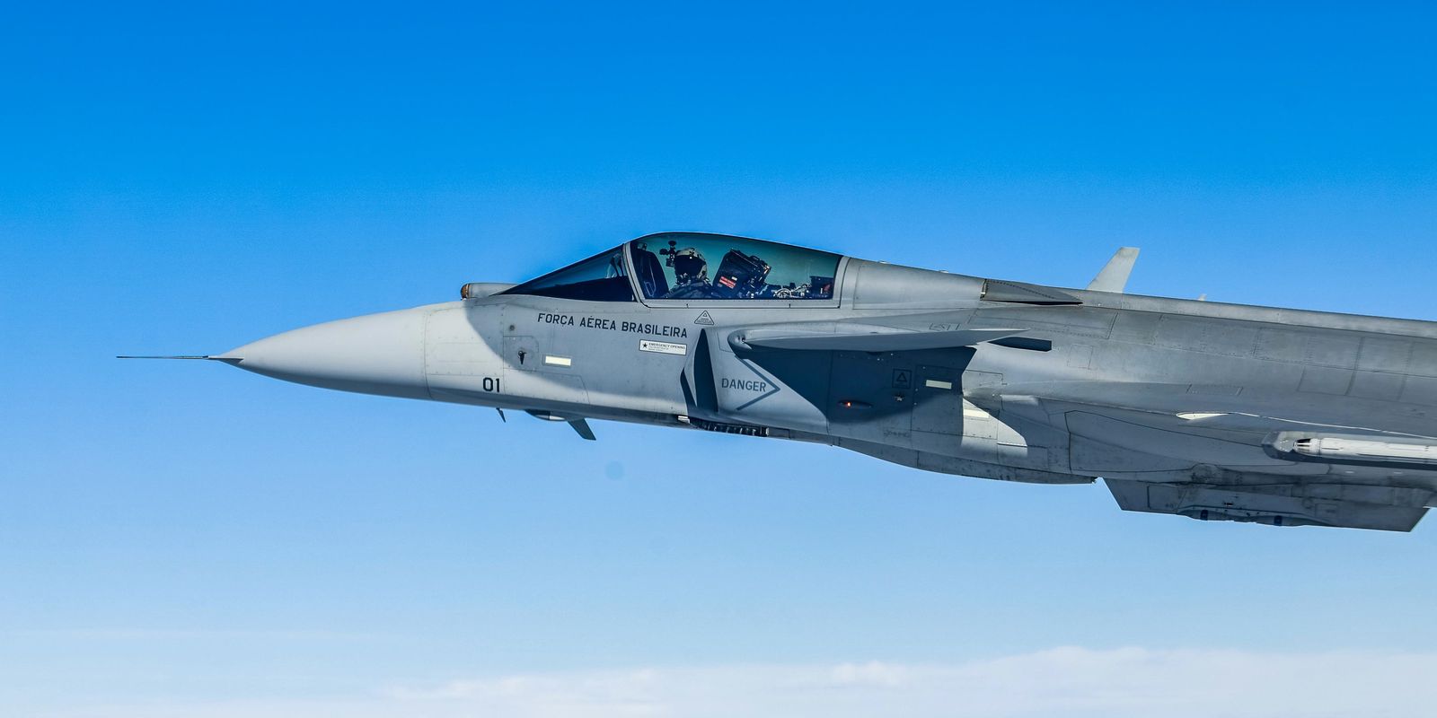 brasil-apresenta-primeiro-caca-f-39-gripen-fabricado-no-pais