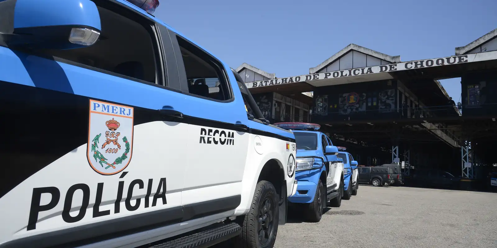 policial-militar-agride-estudantes-em-escola-estadual-no-rio