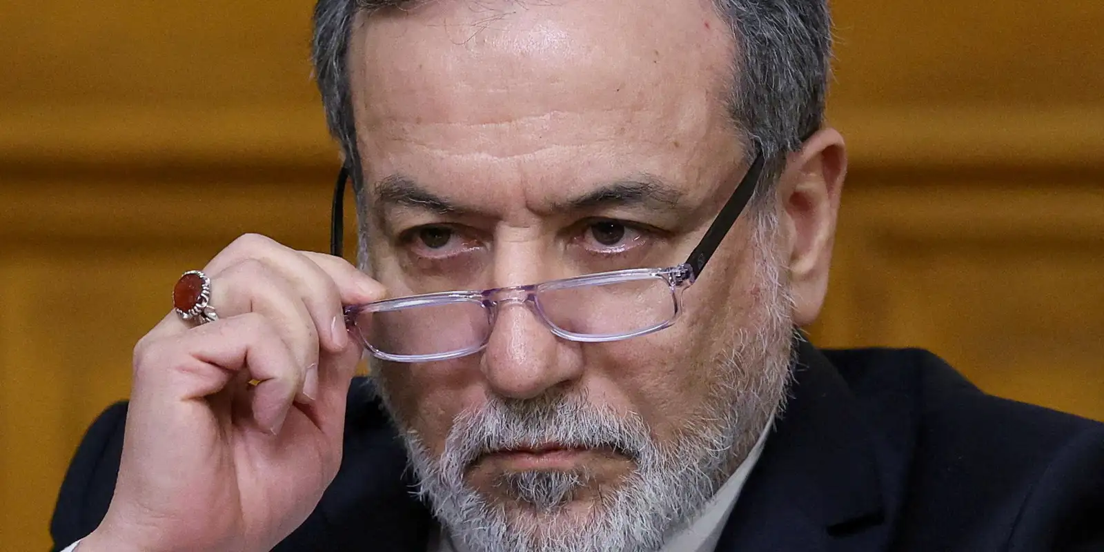 ira confirma-pausa-em-ataques-e-transito-seguro-no-estreito-de-ormuz