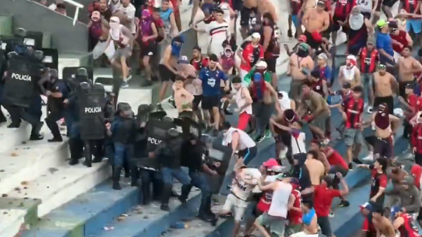 briga-entre-torcedores-leva-ao-cancelamento-de-olimpia-x-cerro-porteno