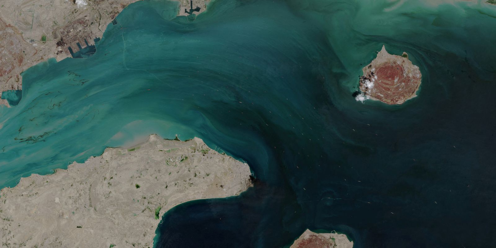 ira-apreende-navios-no-estreito-de-ormuz-apos-eua-suspenderem-ataques