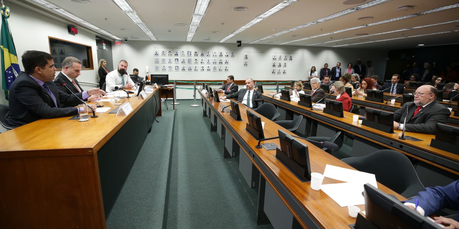 conselho-de-etica-adia-analise-contra-deputados-por-quebra-de-decoro