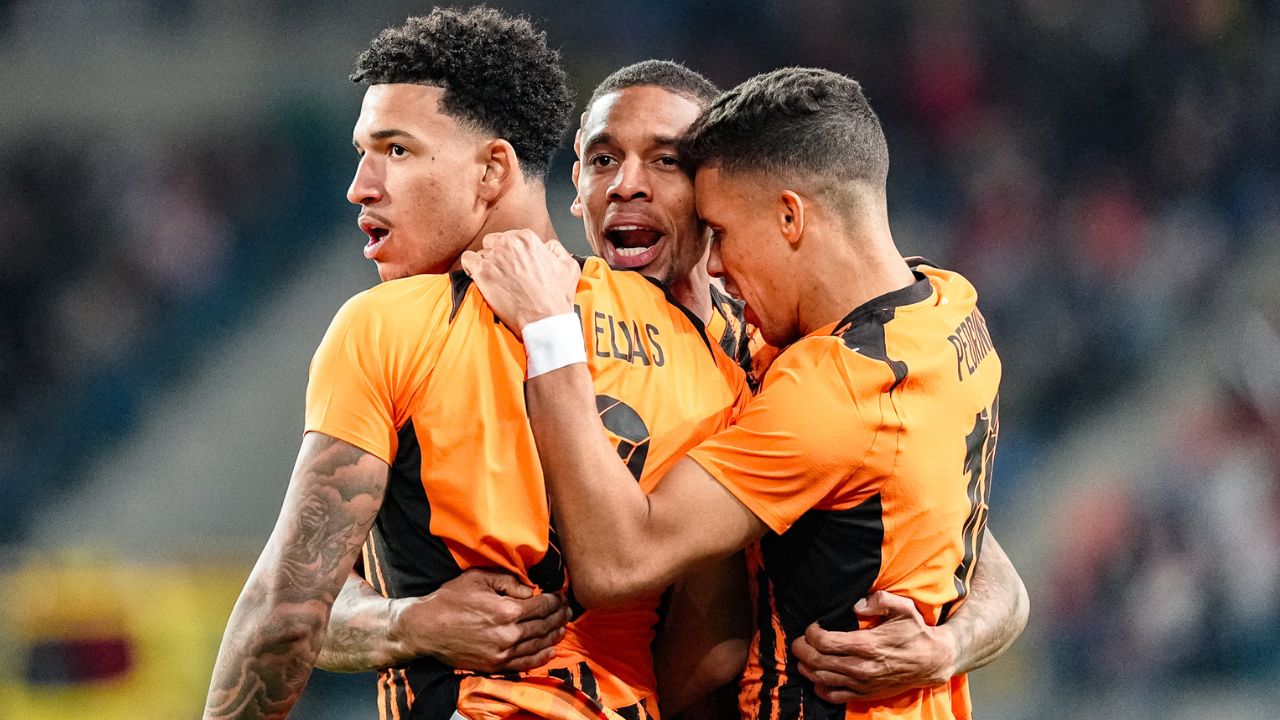 ex-athletico-faz-gol-contra-e-da-assistencia-em-eliminacao-do-shakhtar-na-europa