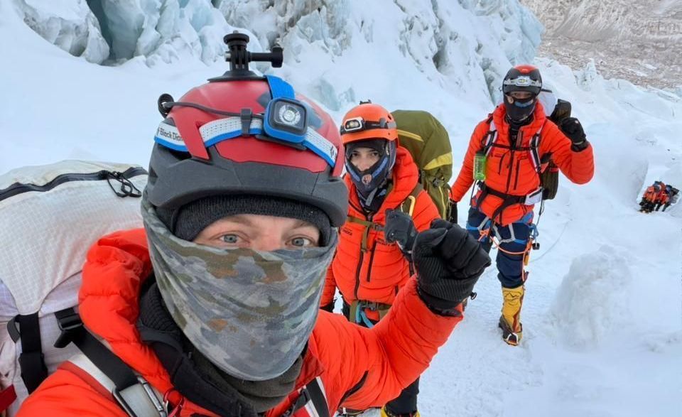 everest:-brasileiros-escapam-de-avalanche-durante-escalada;-veja-videos