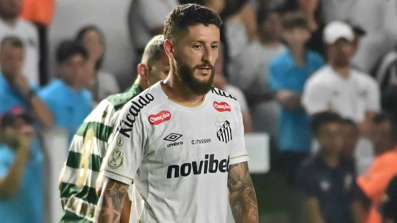 meia-revelado-pelo-coritiba-pede-para-treinar-em-separado-e-tem-futuro-indefinido