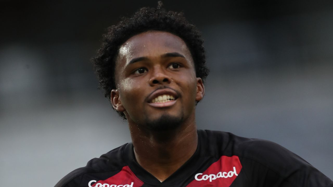 artilheiro-na-base-e-carrasco-do-coritiba-assina-primeiro-contrato-profissional-no-athletico