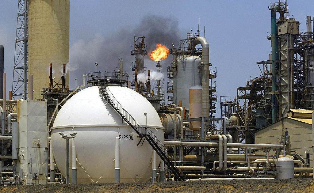 maior-refinaria-da-venezuela-e-paralisada-apos-queda-de-energia,-diz-fonte