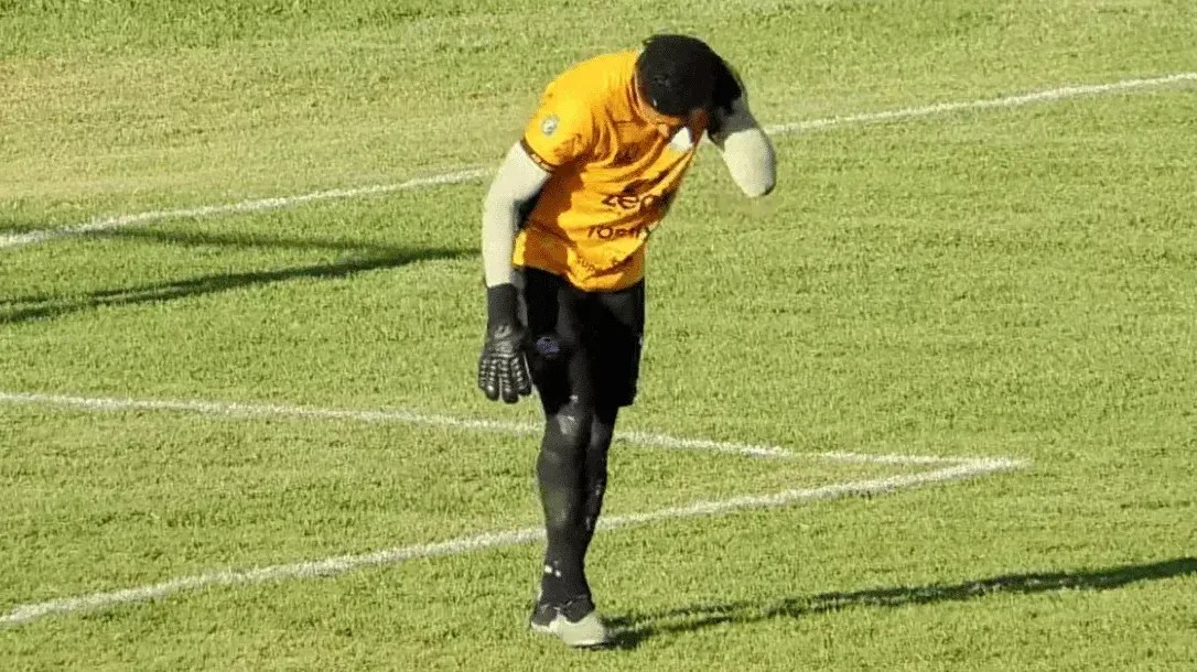 goleiro-cai-em-formigueiro-apos-fazer-defesa-em-jogo-da-serie-d;-veja