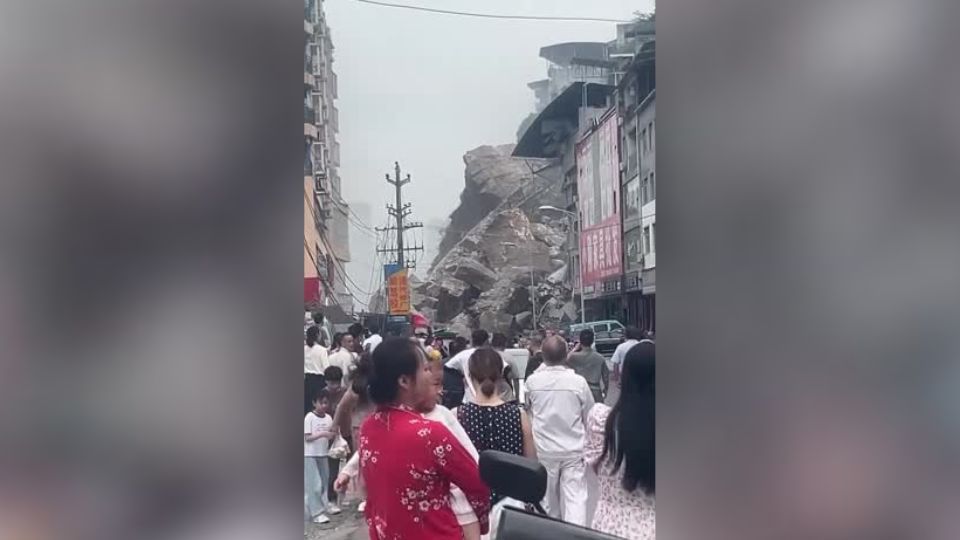 veja-momento-em-que-deslizamento-de-terra-na-china-atinge-predios-e-carros