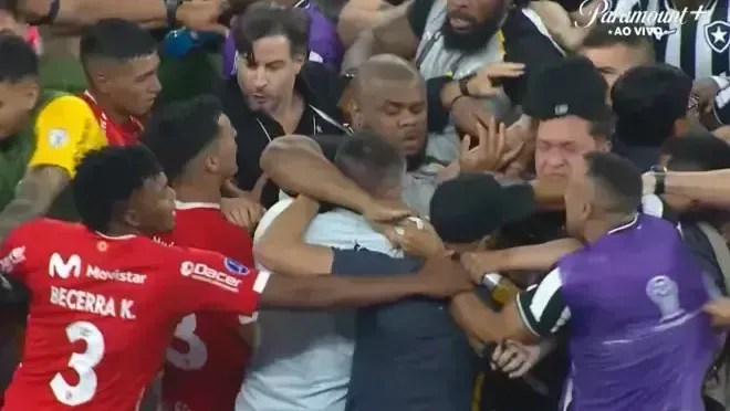 sul-americana:-jogadores-do-botafogo-brigam-com-tecnico-do-cienciano
