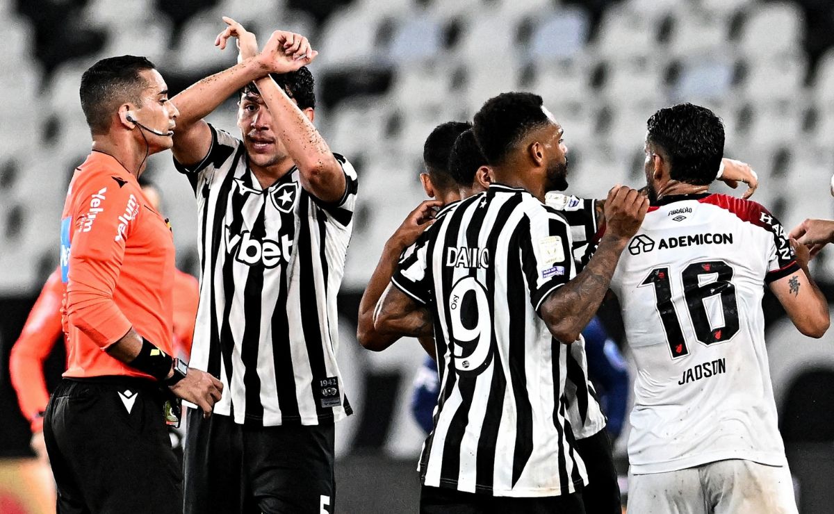 botafogo-x-athletico-acaba-com-confusao-entre-jogadores-e-gesto-antirracismo